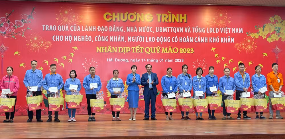 Lãnh đạo Tổng Liên đoàn Lao động Việt Nam và tỉnh Hải Dương tặng quà người lao động có hoàn cảnh khó khăn.