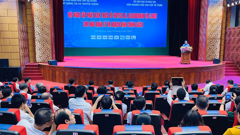 Các đại biểu nghe Giáo sư Ngô Bảo Châu thuyết trình về ứng dụng công nghệ số.