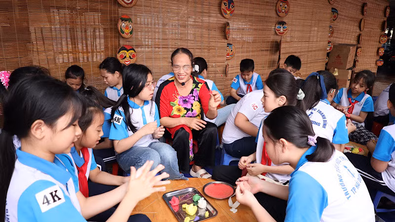 Nghệ nhân giới thiệu kỹ năng nặn tò he cho học sinh.