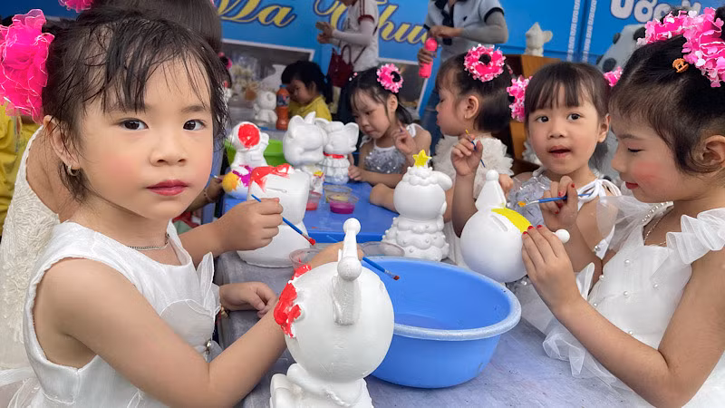 Trẻ Trường mầm non Thanh Bình trải nghiệm hoạt động tô tượng.