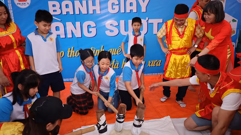 Học sinh tiểu học Thanh Bình trải nghiệm giã bánh giầy.