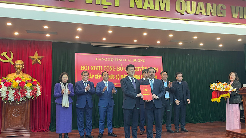 Bí thư Tỉnh ủy Hải Dương Trần Đức Thắng trao quyết định bổ nhiệm cán bộ tại hội nghị.