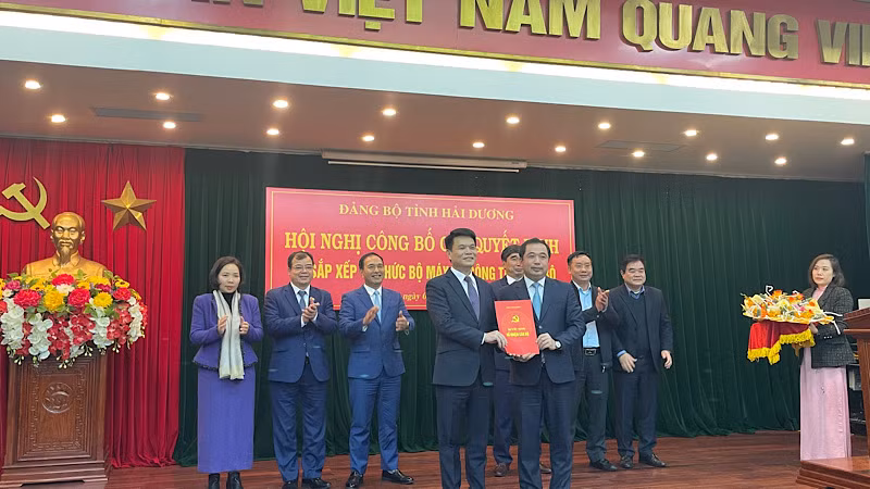Bí thư Tỉnh ủy Hải Dương Trần Đức Thắng trao quyết định bổ nhiệm cán bộ tại hội nghị.