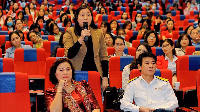 Đại diện Công ty TNHH Ford Việt Nam nêu câu hỏi cần được giải đáp tại buổi đối thoại.