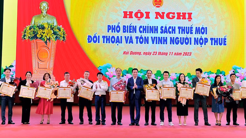 Chủ tịch UBND tỉnh Hải Dương Triệu Thế Hùng tặng bằng khen cho các doanh nghiệp nộp thuế tiêu biểu.