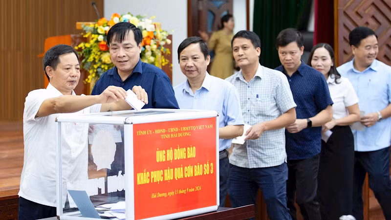 Cán bộ, công chức, viên chức tỉnh Hải Dương ủng hộ đồng bào bị thiệt hại do bão số 3.