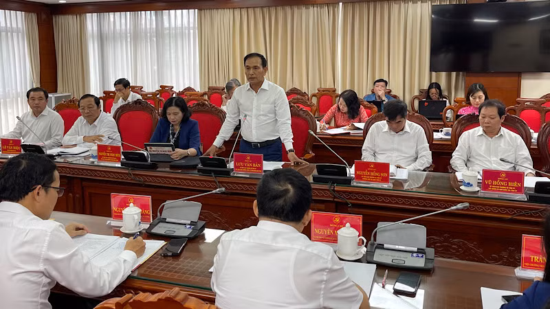 Phó Chủ tịch Ủy ban nhân dân tỉnh Hải Dương Lưu Văn Bản trả lời một số nội dung về phát triển kinh tế-xã hội theo yêu cầu của Đoàn công tác.