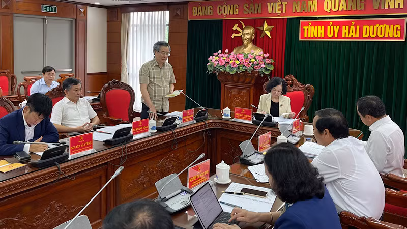 Đồng chí Nguyễn Quang Dương, Ủy viên Trung ương Đảng, Phó Trưởng Ban Tổ chức Trung ương phát biểu tại buổi làm việc với Ban Thường vụ Tỉnh ủy Hải Dương.