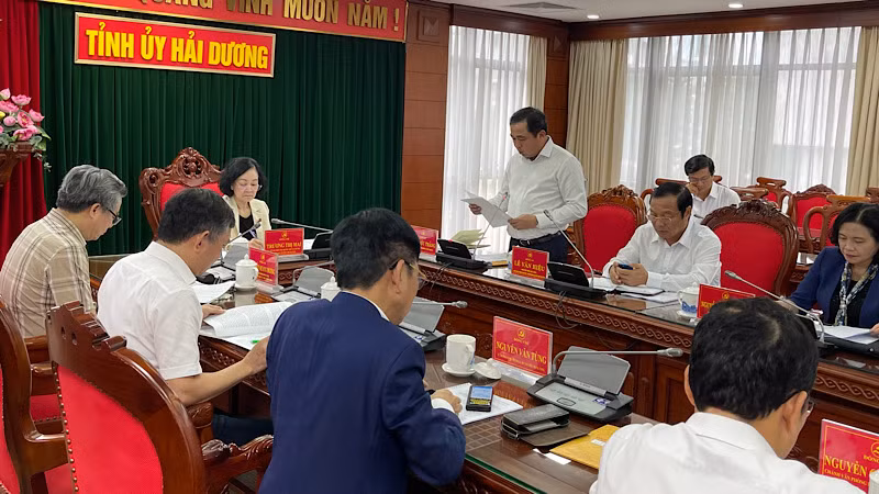 Bí thư Tỉnh ủy Hải Dương Trần Đức Thắng báo cáo tình hình thực hiện Nghị quyết Đại hội Đảng bộ tỉnh nhiệm kỳ 2020-2025 với Đoàn công tác Trung ương.