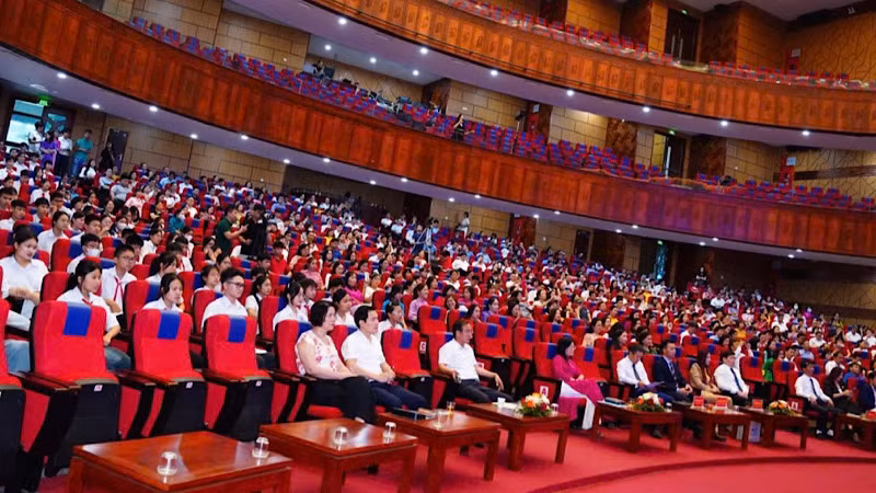 Các đại biểu và học sinh các nhà trường dự Lễ tổng kết Tháng tự học tiếng Anh.