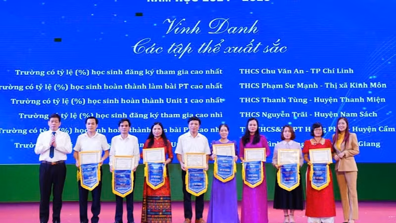 Ban tổ chức khen thưởng 8 tập thể xuất sắc trong Tháng tự học tiếng Anh.