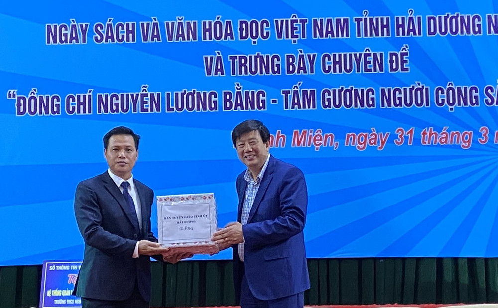 Đồng chí Nguyễn Quang Phúc, Ủy viên Ban Thường vụ, Trưởng Ban Tuyên giáo Tỉnh ủy Hải Dương tặng sách huyện Thanh Miện.