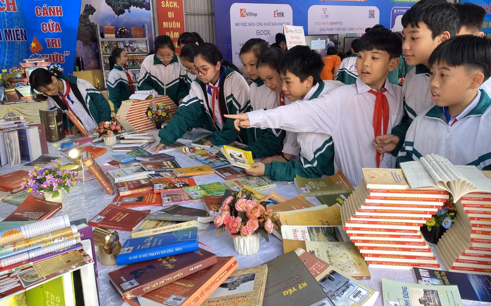 Gian hàng giới thiệu sách ở huyện Thanh Miện.