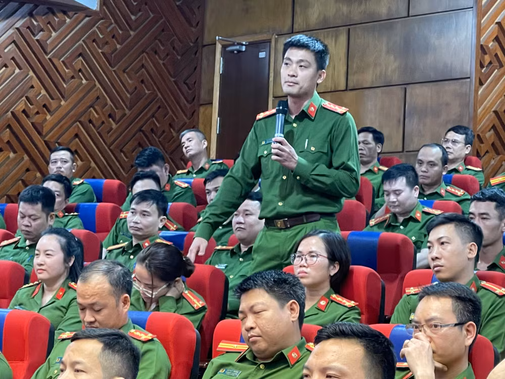 Trưởng công an xã Kim Anh, huyện Kim Thành phát biểu tại Hội nghị.