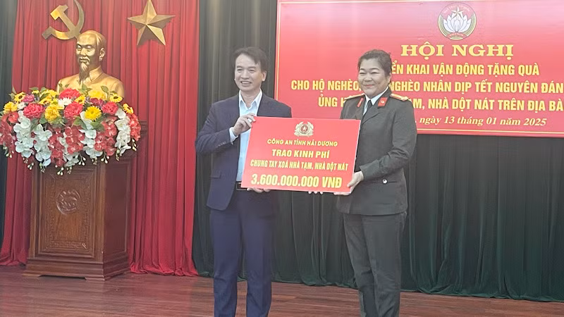 Đại diện Công an tỉnh Hải Dương trao 3,6 tỷ đồng góp phần xóa nhà tạm, nhà dột nát trên địa bàn tỉnh trong năm 2025.