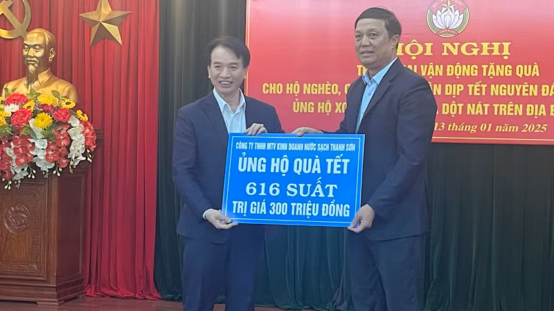 Ông Lê Văn Bốn, Giám đốc Công ty nước sạch Thanh Sơn tặng người nghèo 616 suất quà Tết trị giá 300 triệu đồng.