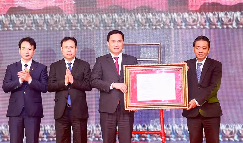 Lãnh đạo tỉnh Hải Dương nhận Quyết định của Thủ tướng Chính phủ công nhận bộ tượng Tam Thế Phật chùa Côn Sơn là bảo vật quốc gia.