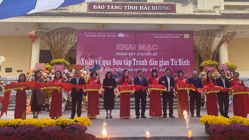 Các đại biểu cắt băng khai mạc trưng bày chuyên đề “Xuân về qua sưu tập tranh dân gian Tứ Bình”.