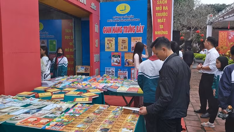 Gian trưng bày sách tại Văn miếu Mao Điền.