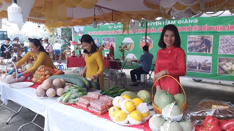 Trưng bày sản phẩm OCOP của huyện Cẩm Giàng tại lễ hội.