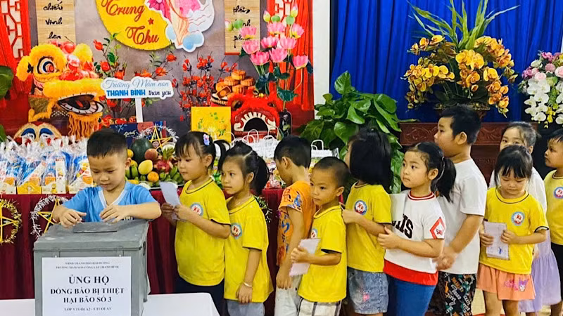 Các bé trường mầm non Thanh Bình "Chia sẻ yêu thương" với nhân dân vùng bị thiệt hại do bão số 3.