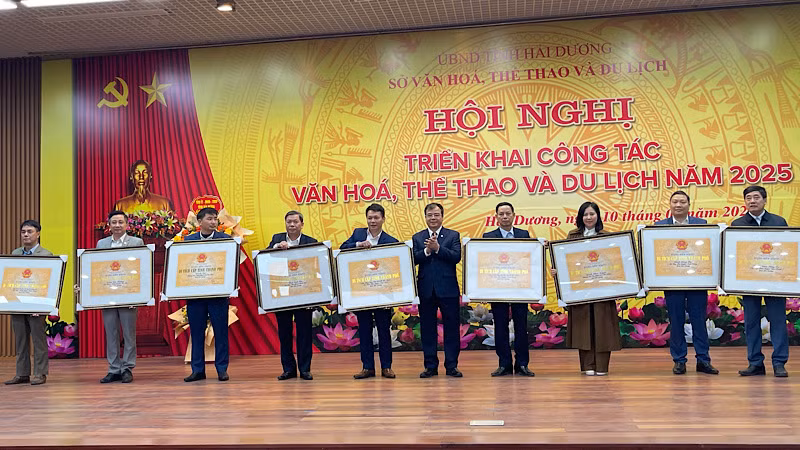 Lãnh đạo tỉnh Hải Dương trao Bằng công nhận 9 di tích lịch sử văn hóa cấp tỉnh.