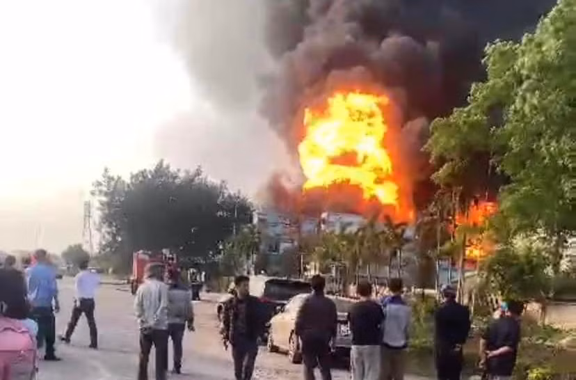 Vụ cháy kèm theo nhiều tiếng nổ dữ dội.