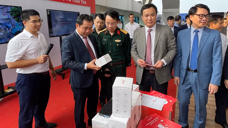 Lãnh đạo tỉnh Hải Dương thăm gian hàng chuyển đổi số của Viettel.