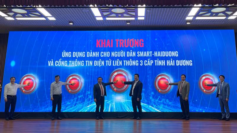 Các đại biểu bấm nút khai trương ứng dụng dành cho người dân Smart-Hai Duong và Cổng thông tin điện tử liên thông 3 cấp tỉnh Hải Dương.