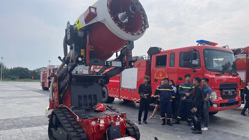 Rô-bốt chữa cháy tại hội thi.