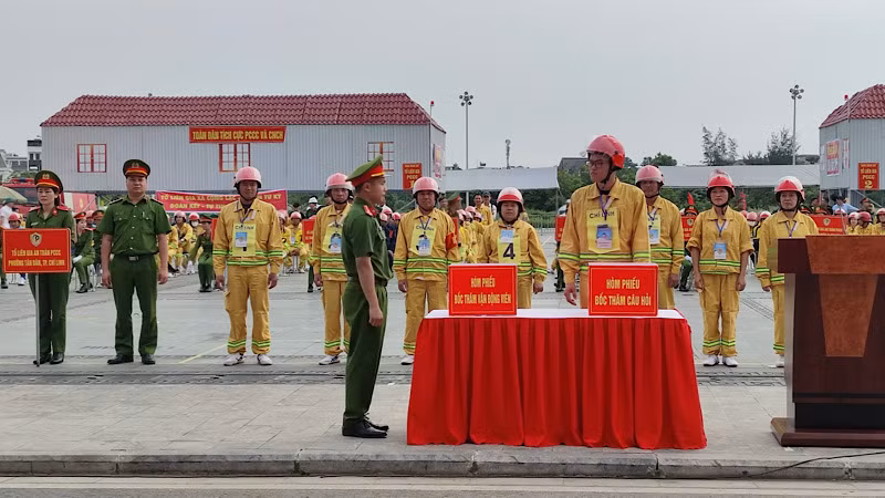 Các đội tuyển thực hiện phần thi lý thuyết.