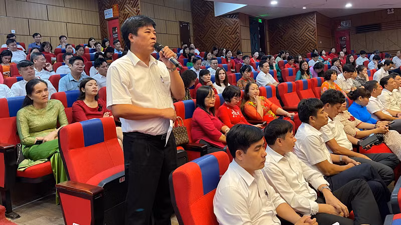 Đại biểu dự Hội nghị nêu ý kiến về cơ chế chính sách trong giáo dục và đào tạo.