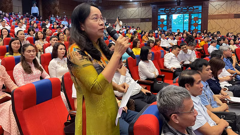 Nhiều đại biểu nêu ý kiến quan tâm đến chế độ chính sách đối với học sinh và giáo viên, giảng viên lĩnh vực đào tạo nghề.