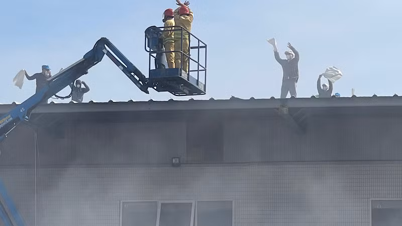 Xe nâng giải cứu người mắc kẹt trên mái nhà.