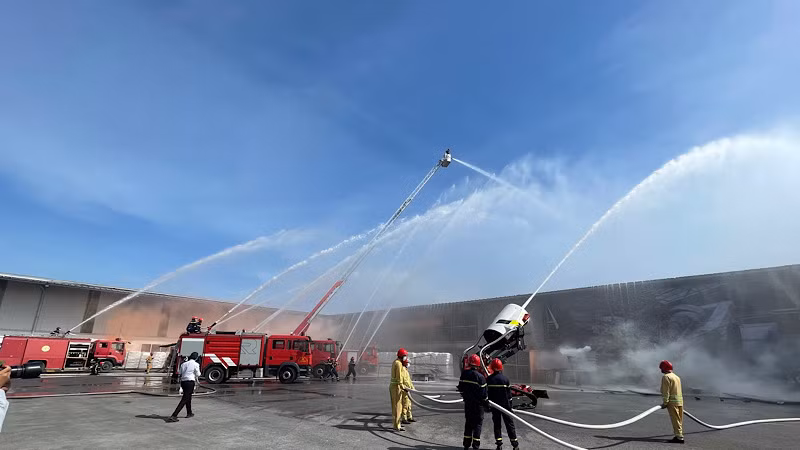 Huy động các loại phương tiện chữa cháy phun nước nhanh chóng khống chế không để ngọn lửa lan rộng.