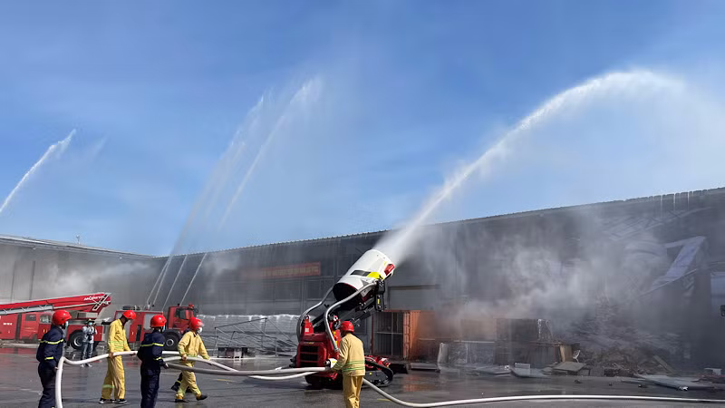 Rô-bốt tự động tham gia chữa cháy an toàn và hiệu quả.