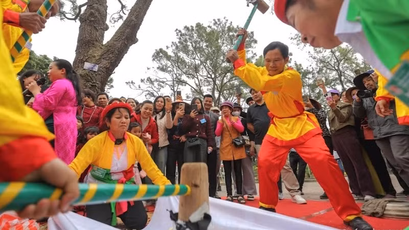 Phần thi giã bánh giầy thu hút đông đảo du khách tham gia cổ vũ.