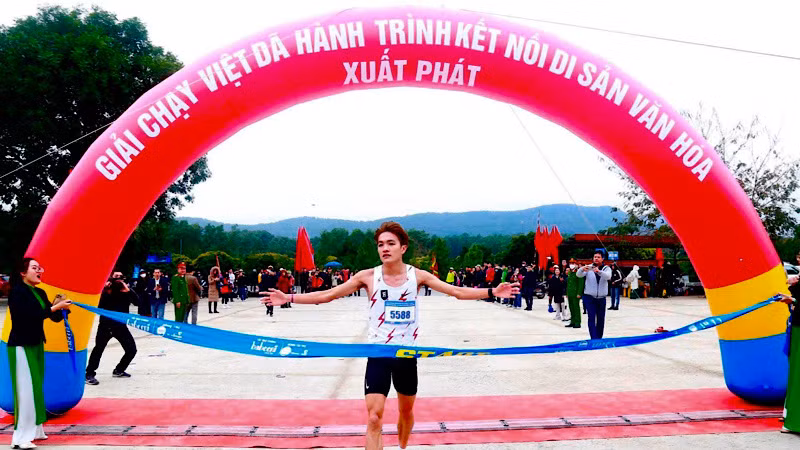 Vận động viên Lương Đức Phước (đội tuyển Việt Nam) về đích đầu tiên ở cự ly 5km.