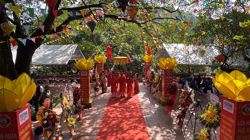 Một giá hầu đồng tại Liên hoan thực hành tín ngưỡng thờ Mẫu tam phủ.