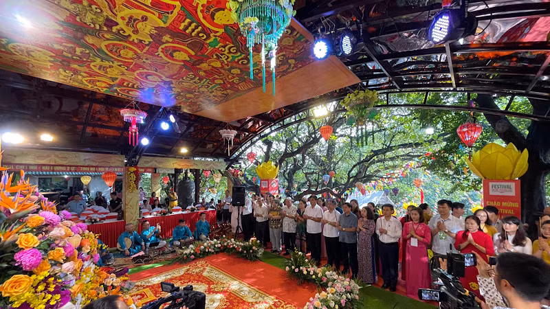 Các đại biểu dâng hương lễ Thánh tại Liên hoan thực hành tín ngưỡng thờ Mẫu tam phủ ở đền Sinh.