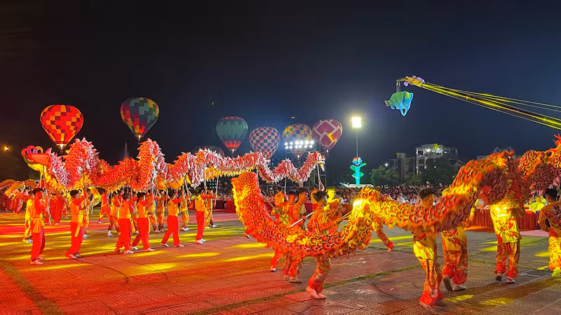 Màn múa lân sư tại quảng trường Sao Đỏ.