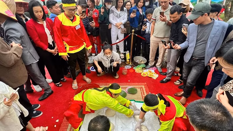 Các nghệ nhân hoàn thiện phần lên khuôn bánh giày.