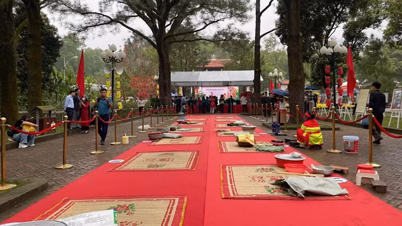 Hội thi gói bánh chưng, giã bánh giày được tổ chức tại sân chùa Côn Sơn.