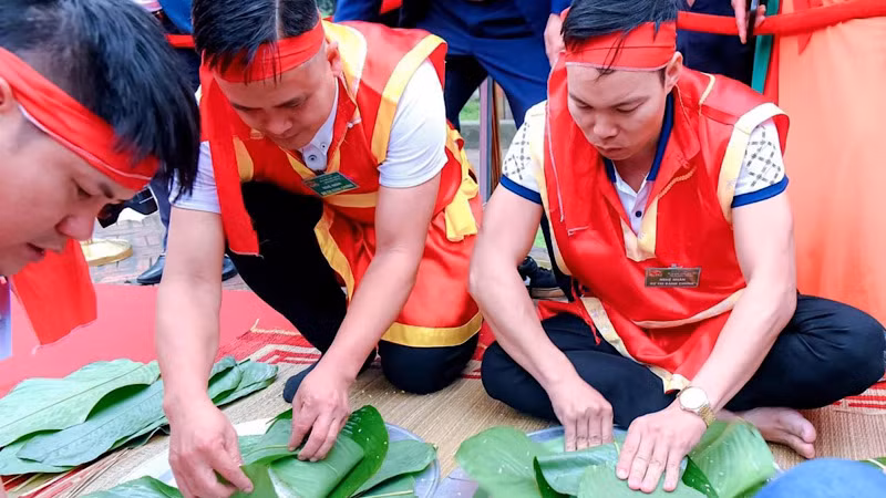 Các nghệ nhân thực hiện phần thi gói bánh chưng.