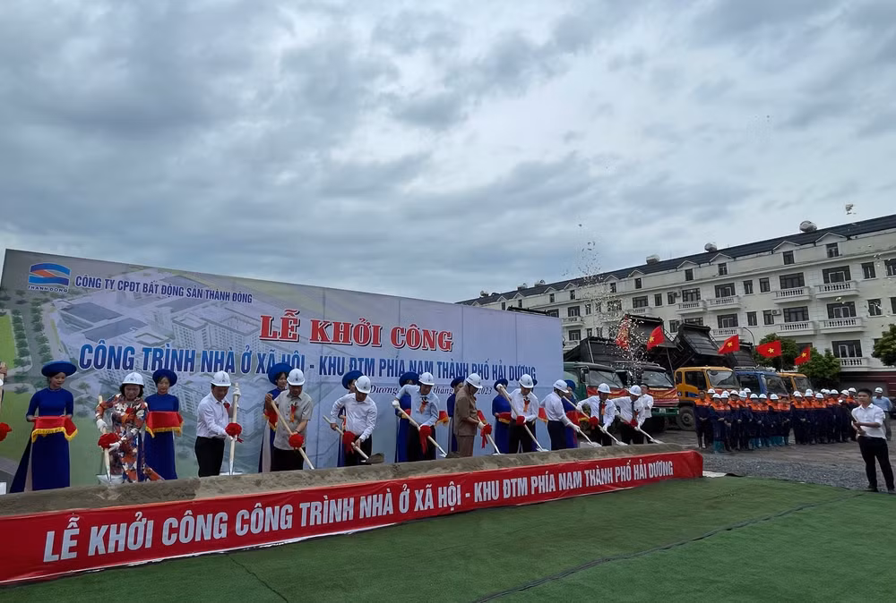 Các đại biểu động thổ khởi công công trình nhà ở xã hội.