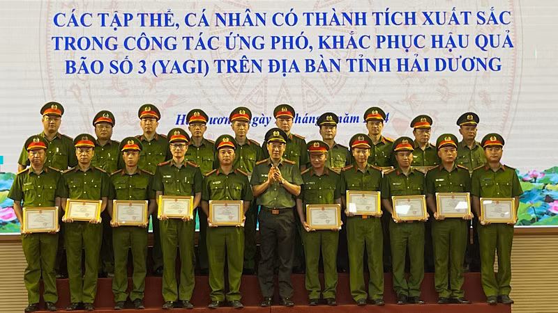 Các tập thể, cá nhân nhận giấy khen của Công an tỉnh.