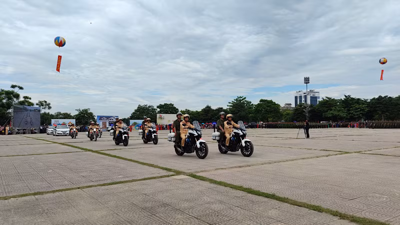 Diễu hành biểu dương lực lượng tham gia bảo đảm an ninh, trật tự tại cơ sở tỉnh Hải Dương.