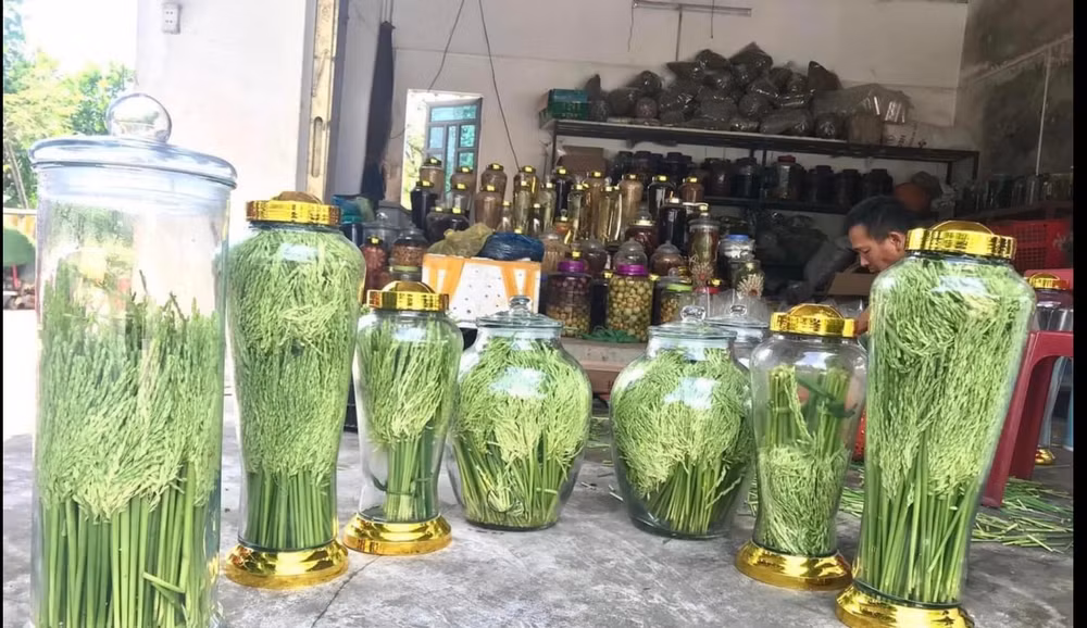 Rượu không được kiểm định chất lượng có thể thấy được rao bán ở mọi nơi.