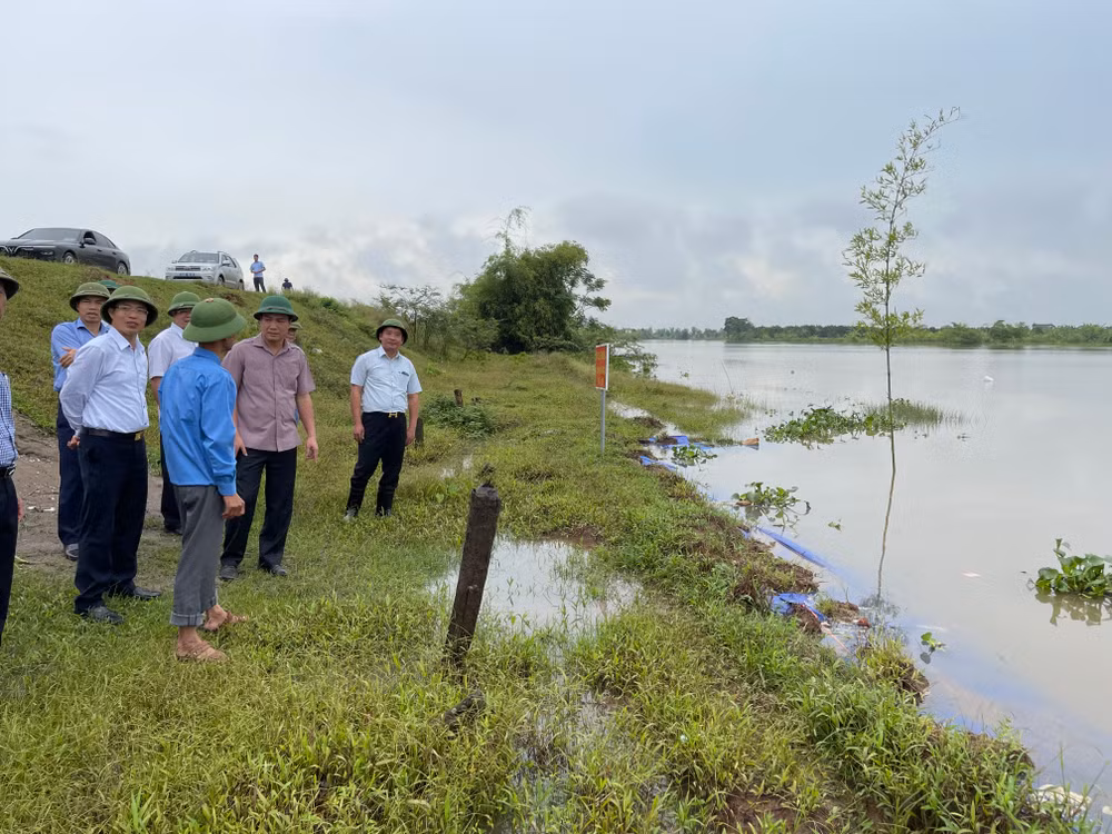 Lãnh đạo tỉnh Hải Dương kiểm tra khu vực bờ sông Thái Bình bị sạt lở do khai thác cát trái phép.