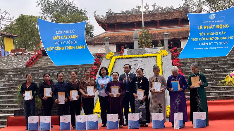 Các đồng chí Ủy viên Trung ương Đảng: Nguyễn Thị Tuyến, Chủ tịch Hội Liên hiệp Phụ nữ Việt Nam; Trần Đức Thắng, Bí thư Tỉnh ủy Hải Dương tặng quà phụ nữ phường Văn An.